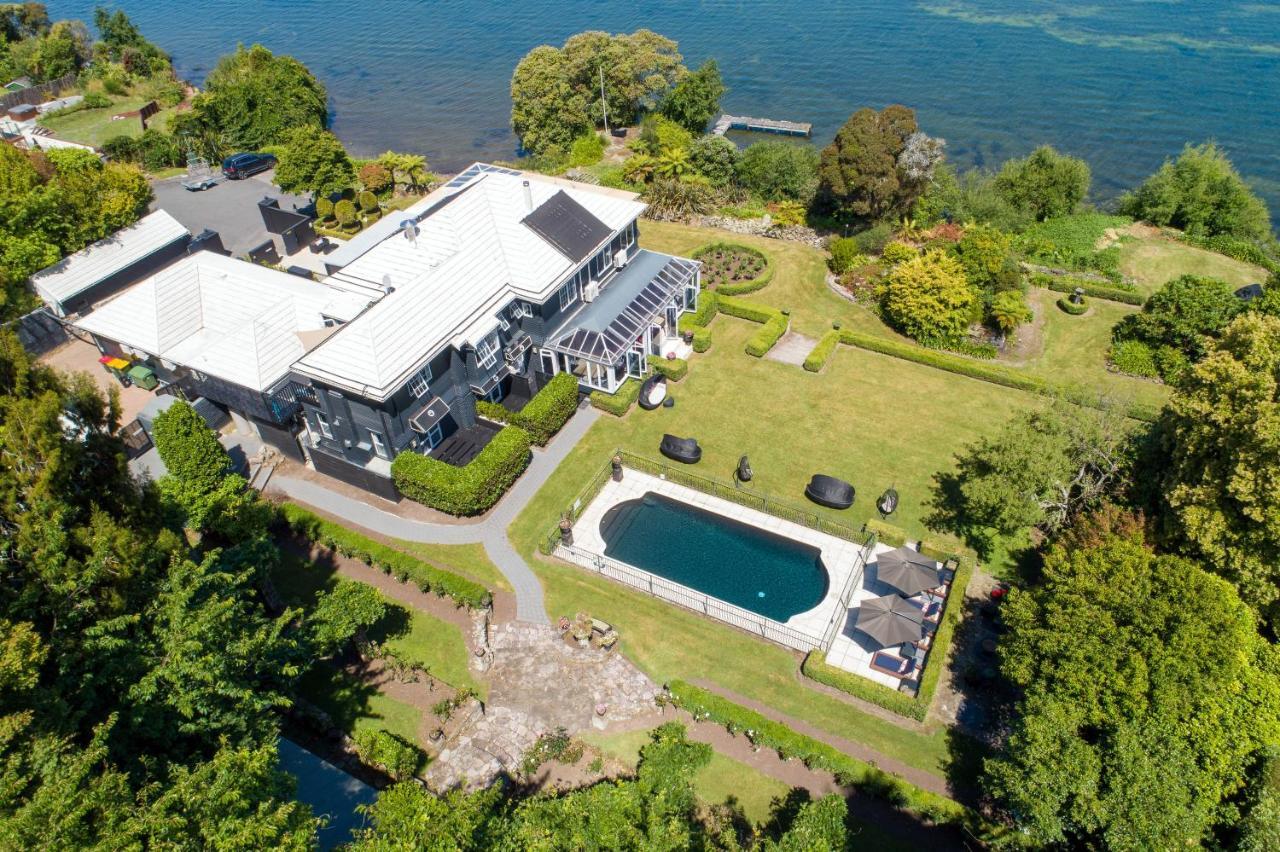 Black Swan Lakeside Boutique Hotel Роторуа Екстериор снимка