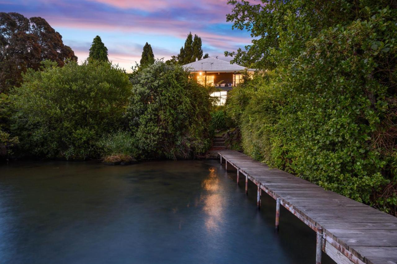 Black Swan Lakeside Boutique Hotel Роторуа Екстериор снимка