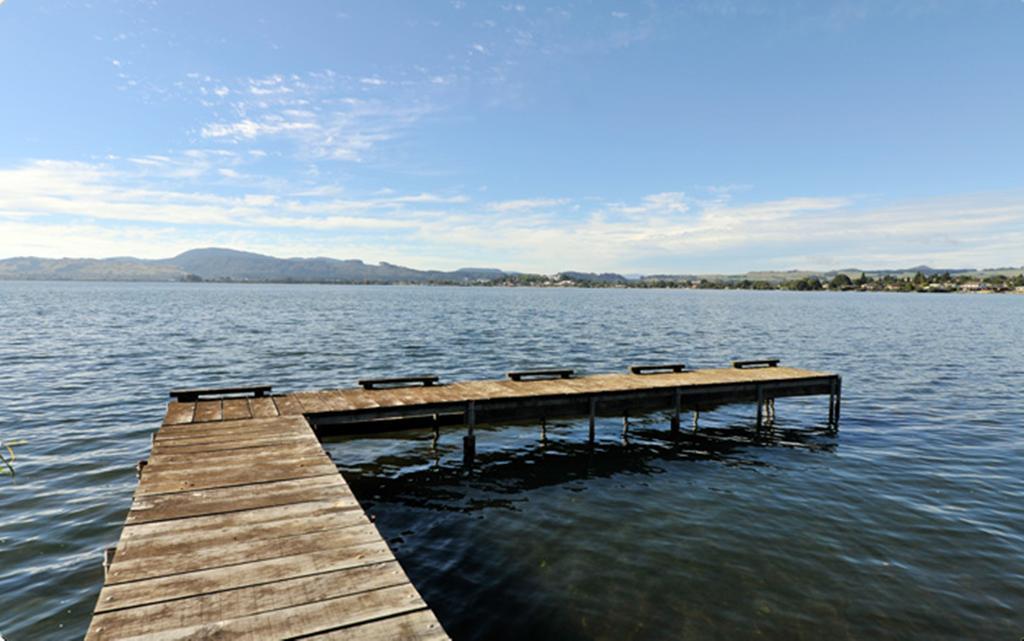 Black Swan Lakeside Boutique Hotel Роторуа Екстериор снимка