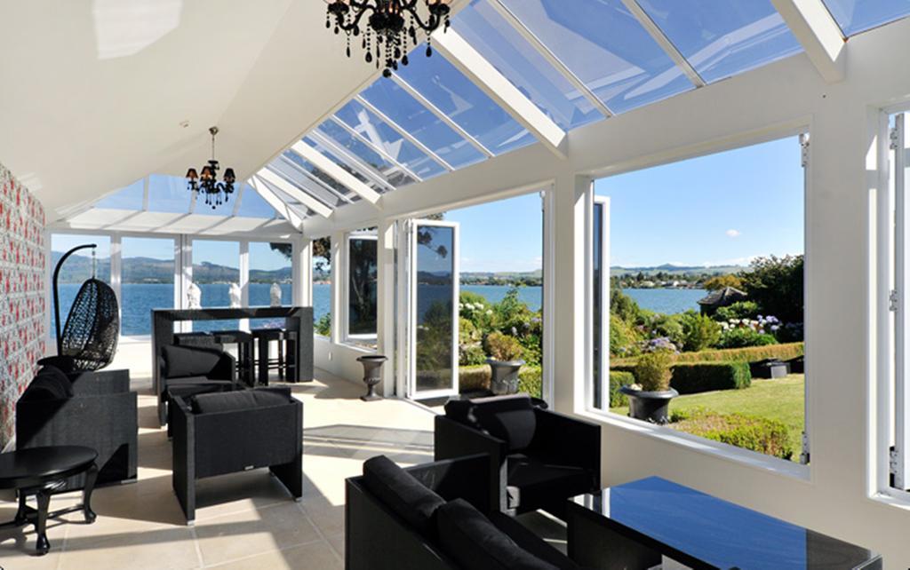 Black Swan Lakeside Boutique Hotel Роторуа Екстериор снимка