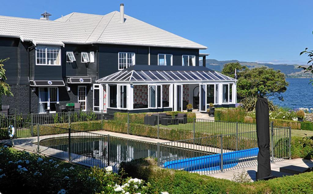 Black Swan Lakeside Boutique Hotel Роторуа Екстериор снимка