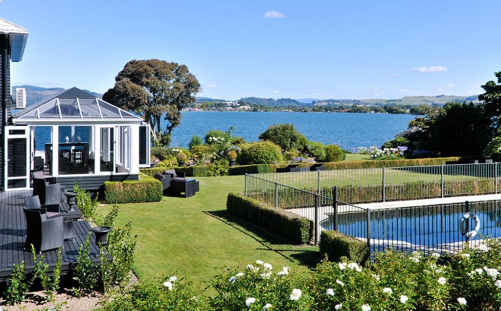 Black Swan Lakeside Boutique Hotel Роторуа Екстериор снимка