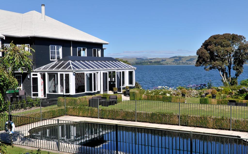 Black Swan Lakeside Boutique Hotel Роторуа Екстериор снимка