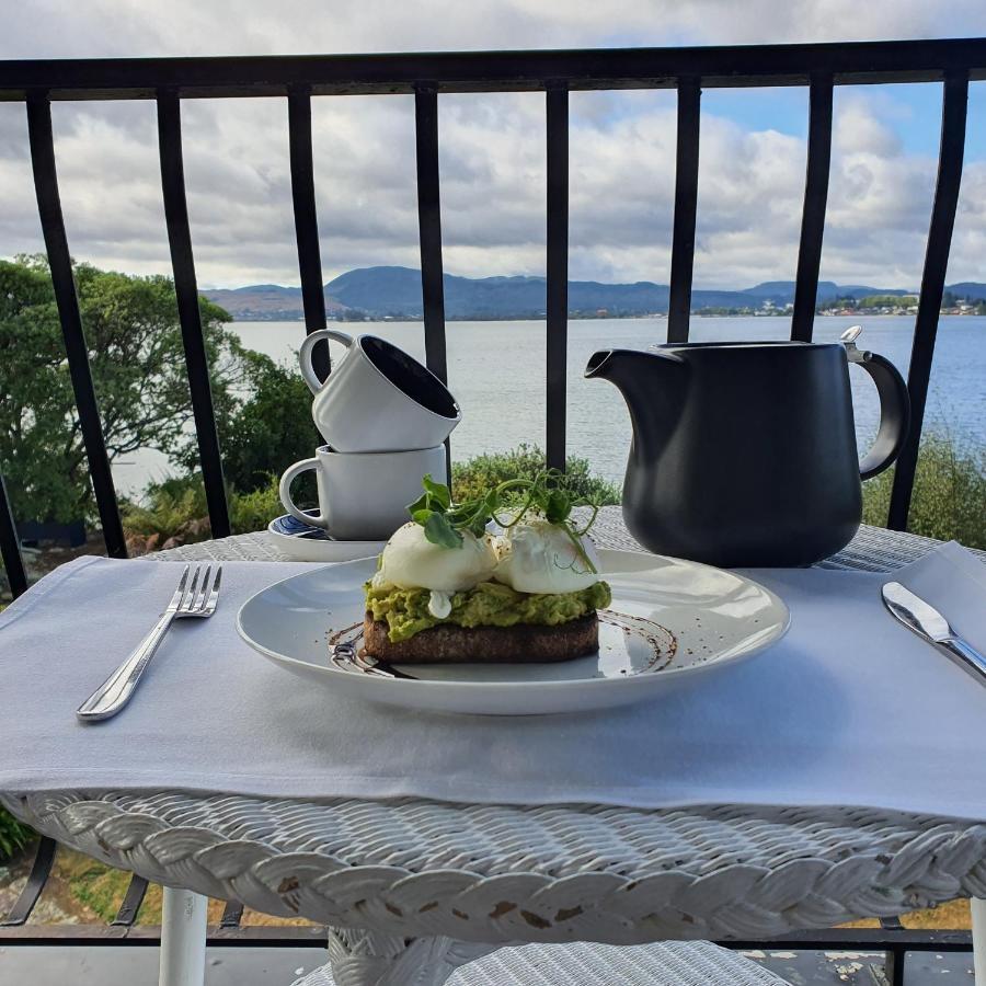 Black Swan Lakeside Boutique Hotel Роторуа Екстериор снимка